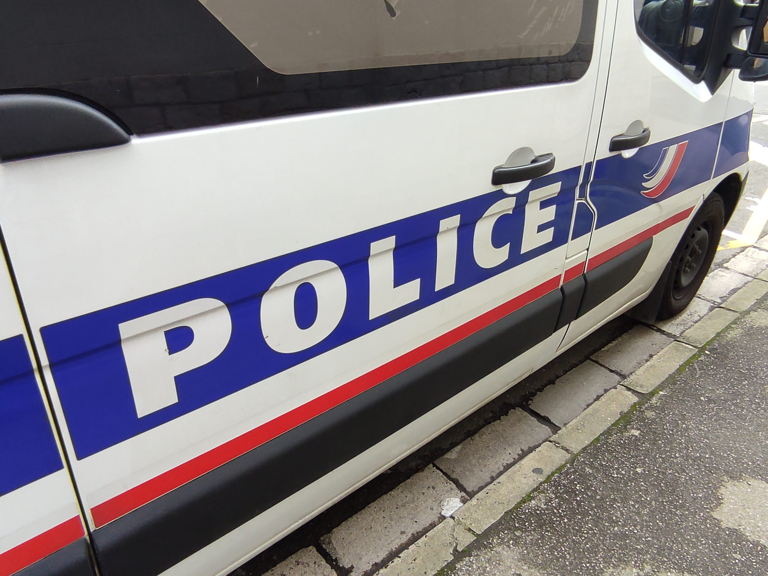 Véhicule de police nationale