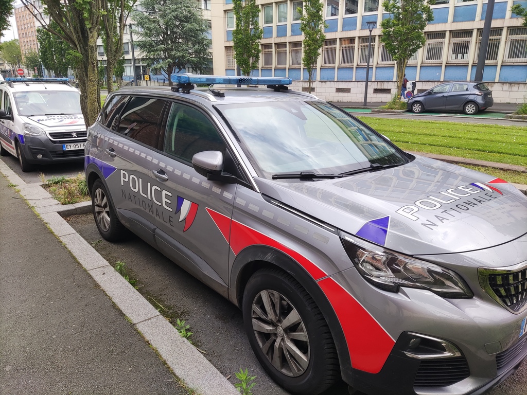 Véhicule de police gris.