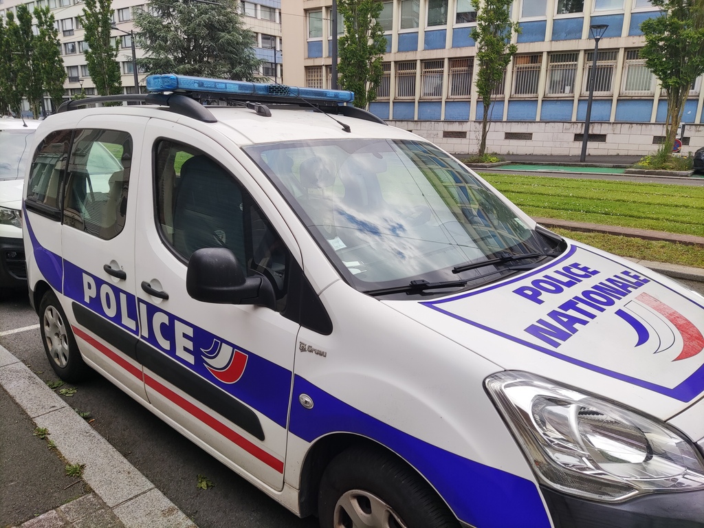 Véhicule de police blanc