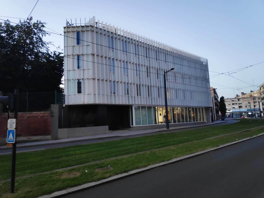 Le tribunal de Valenciennes en août 2024, au crépuscule.