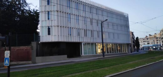 Le tribunal de Valenciennes en août 2024, au crépuscule.