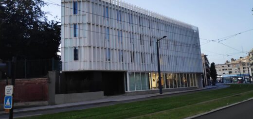 Le tribunal de Valenciennes en août 2024, au crépuscule.