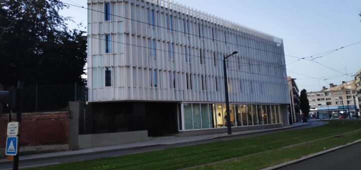Le tribunal de Valenciennes en août 2024, au crépuscule.