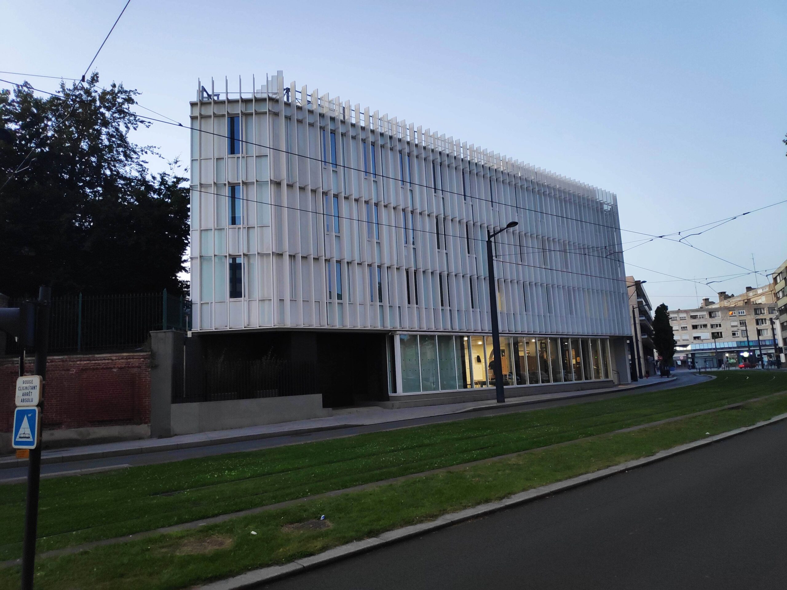 Le tribunal de Valenciennes en août 2024, au crépuscule.