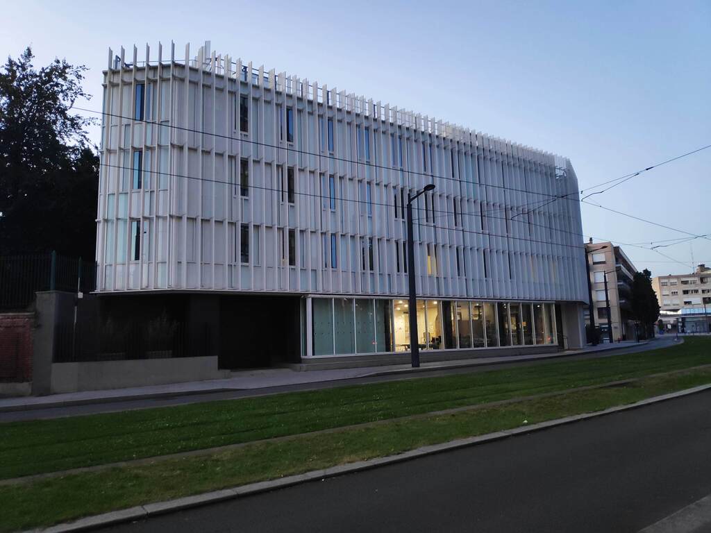 Le tribunal de Valenciennes en août 2024, au crépuscule.