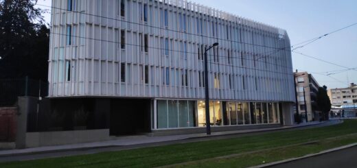 Le tribunal de Valenciennes en août 2024, au crépuscule.