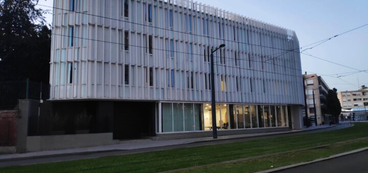 Le tribunal de Valenciennes en août 2024, au crépuscule.