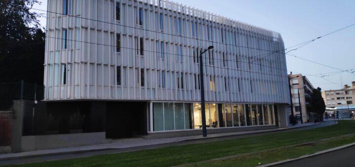 Le tribunal de Valenciennes en août 2024, au crépuscule.