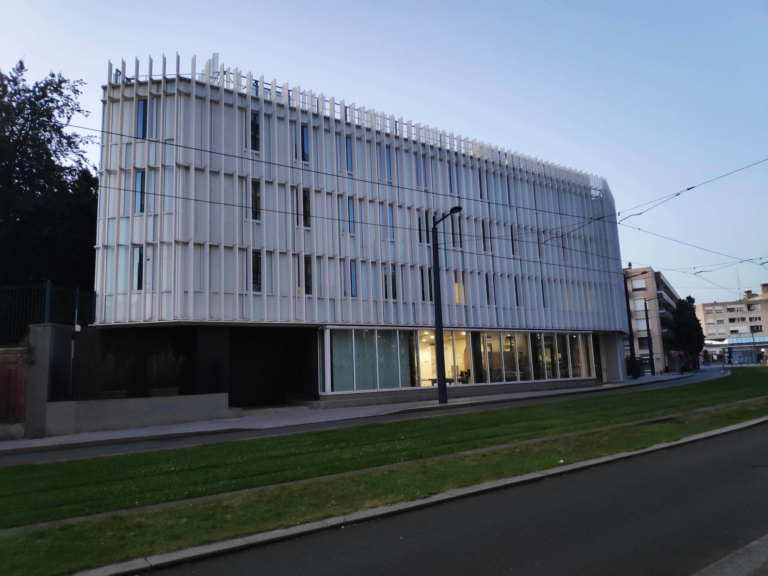 Le tribunal de Valenciennes en août 2024, au crépuscule.