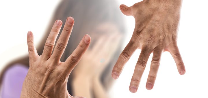 Image d'illustration montrant une femme, les mains sur le visage, les cheveux longs et, au premier plan, des mains qui semblent la menacer, comme une emprise.